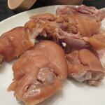 ビストロ 龍王 - 豚足はセットのタレを付けると一層おいしい