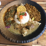 ハーティーズ - 3種盛りカレー　スパイスチキンカレー　和風ポークキーマ　カリフラワーと茄子のポークグリーンカレー