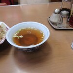 中華料理 五十番 - 鶏ガラベースの醤油味濃い味スープ。