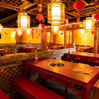 Enjoy a relaxing time at a Chinese Szechuan Cuisine that recreates the atmosphere from 100 years ago.