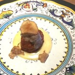 メログラーノ - タルトタタンお店のスペシャリテ。フォンティーナチーズソースに北あかり芋と玉ねぎがキャラメリゼされパイの中、トリュフのジェラート春トリュフスライスポテトチップ重ね。食感いろいろ絶妙バランスさすがです☆