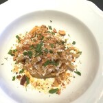 メログラーノ - シチリア料理マグロのからすみナッツフレッシュのオレガノちょっとピリ辛。タリアテッレかなと香りのいいからすみがよく絡んでおいしい♪アーモンドの食感がよくリズム感のある歯触り。おいしかったです