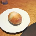 メログラーノ - パン。暖めて提供下さいます。さっくり小麦味おいしいです☆ お料理のソースを余すところなく楽しむのにぴったり♪