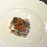 メログラーノ - 千葉産のイワシ〆てから炙り大麦のサラダと。脂乗りのいいイワシ、お味しっかりとてもおいしい。大麦のプチプチ感ときゅうりのしゃきしゃき感、食感のバランス軽快でおいしく楽しい