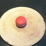 メログラーノ - ゴルゴンゾーラとザクロのマカロン、お店のアイコン的な先付けの一品。ブルーチーズ結構好きな私なので嬉しいおいしい♪ 毎回楽しみにしていたりする＼(^-^)