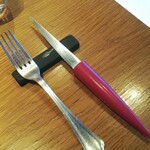 メログラーノ - お肉のお料理の時に使用のカトラリー。オブジェの一部のように置かれています。おしゃれ～