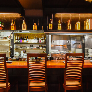 Counter seats are popular, where you can enjoy conversation with the owner! Women are also welcome