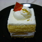 ｎｉｎｏ  - 白桃のショートケーキ（380円）