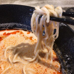 担々麺 侘寂美 - 麺にスープが絡まる
