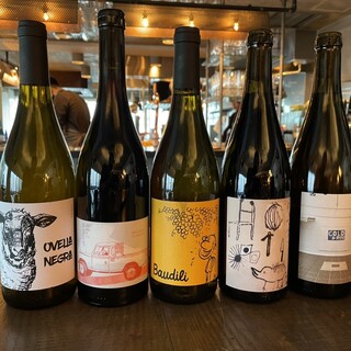 自然派ワインを中心に種類豊富な厳選ワイン