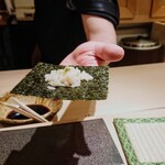 寿し道 桜田 - できたてのシャリを香り高い海苔に乗せて、できたてのシャリは梅酢のような酸っぱさ
