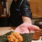 寿し道 桜田 - 北海道噴火湾のバフンウニのウニご飯とウニを海苔に乗せて手渡し