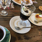 カフェ&デリ インディゴコーヒー - グァテマラコーヒーとカフェモカゼリー。
奥には娘オーダーのキャラメリゼプリン。