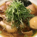 淡麗醤油スープにチャーシューが敷き詰められています！