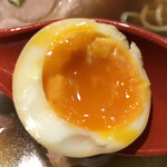 ラーメン巌哲 - 黄身がトロトロ煮玉子！