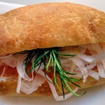 パン家のどん助 - サーモンサンド