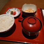 三田ばさら - ごはん、味噌汁、漬物、小鉢