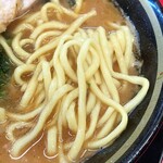 豚骨醤油ラーメン 王道家 - 自家製の中太麺はしっかり硬めで提供されました。