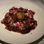 ラ シャッス - クマ肉炭火焼
      フォンとグリーンペッパーの赤ワインソース