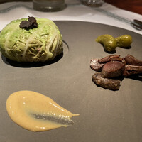 ラ シャッス - 千葉で網捕りした真鴨モモ肉のコンフィとレバームースのサヴォイキャベツ包み、心臓と砂肝のコンフィ