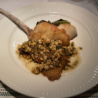 ラ シャッス - 千葉で罠捕りした小猪の骨つきロースのヴィエノワーズ
                    焦がしバターソース