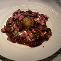 ラ シャッス - クマ肉炭火焼
                      フォンとグリーンペッパーの赤ワインソース