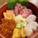 Shinjuku Gyoen Icchoume - 【5色海鮮丼】本鮪 雲丹 いくら サーモン 帆立 ¥1,980