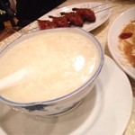 鑫福 - お粥２００円で特大w味付けは無し。おかずとどうぞ〜