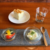 Restaurant Re: - フォカッチャ、野菜のピクルス、北海道竹下牧場モッツアレラとグレープフルーツのカプレーゼ