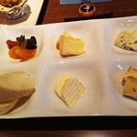 チーズ&ワイン mu-ku - チーズ4種類とドライフルーツ980円