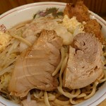 ラーメン二郎 - 脂身がしっかりのおいしい豚