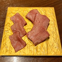 炭火焼肉 ふちおか - 薄切りタン・厚切りタン 