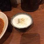 SPICY CURRY 魯珈 - ラッシー　３００円　ギリシャヨーグルトみたいなドロドロ　カルダモン？が爽やか