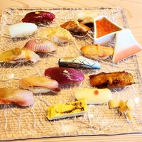 いわ志 本店 - 15貫の寿司ランチ。赤だし、アイス付き1500円