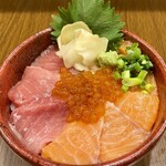 新宿魚縁一丁目 - 【3色海鮮丼】本鮪 サーモン いくら ¥1,380