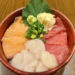 新宿魚縁一丁目 - 【3色海鮮丼】本鮪 サーモン 帆立 ¥1,350