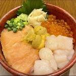 新宿魚縁一丁目 - 【4色海鮮丼】サーモン いくら 雲丹 帆立 ¥1,780