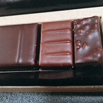 ル・ショコラ・アラン・デュカス 東京工房 - 左からガナッシュ・オリジン・マダガスカル、ガナッシュ・グルマンドキャラメル、プラリネ ノワール クラッシュ アーモンド