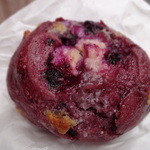 フール・ドゥ・アッシュ - ベリーとホワイトチョコのパン　２１０円