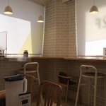 親子丼 ごっつ食べなはれ - 店内にはカウンター席、テーブル席