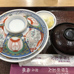 銀座 梅林 - カツ丼にはお味噌汁とお新香が付いてきます。