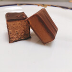 ル・ショコラ・アラン・デュカス 東京工房 - 左：プラリネ ノワール クラッシュ アーモンド　右：ガナッシュ・グルマンドキャラメル