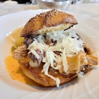 La Brianza - 税込み1,500円。脾臓他よく煮込まれたバラエティーミートがふんだんに使われている。半分をそのまま、半分をレモンを絞ってと薦められる。パン自体がめちゃめちゃ美味しい。