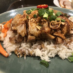 VIETNAMESE CYCLO - タイ米の上に鶏肉が乗ります