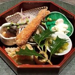 菅井 - 【盛り合わせ】車海老おかき揚げ、白魚梅肉和え、春キャベツ帆立白和え、わさび菜甘酢、やきいも黒ニンニク辛し酢味噌、梅人参ふき筍叩き牛蒡車海老の頭、大豆椎茸、もずくなまこ