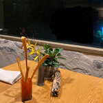 エル・バウ・デコラシオン - 昼は窓いっぱいに緑が広がりますが夜はしっとりと影を落として。