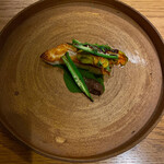 エル・バウ・デコラシオン - メインをお魚にした場合・パリパリの焼き目が完璧な真魚鰹！自家製農園でマダムが一緒懸命育てたおくら。元気！ズッキーニの花、見たことありますか？