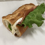 ル・グルニエ・ア・パン - ハムとカマンベールチーズのバゲットサンド