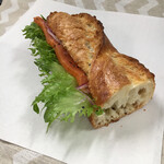 ル・グルニエ・ア・パン - ノルベジアン
      スモークしたサーモンと、ディル入クリームチーズ、フリルレタス、赤タマネギなどのサンド