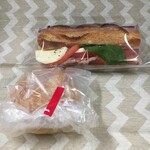 ル・グルニエ・ア・パン - 私のイチオシ！！トマトとモッツァレラのサンド！これが一番好き！！　手前はアンパン